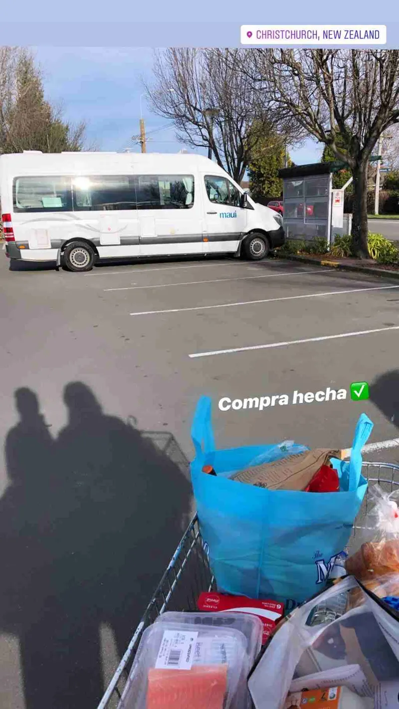 Bolsa de la compra junto a la campervan, con el rótulo «Compra hecha»