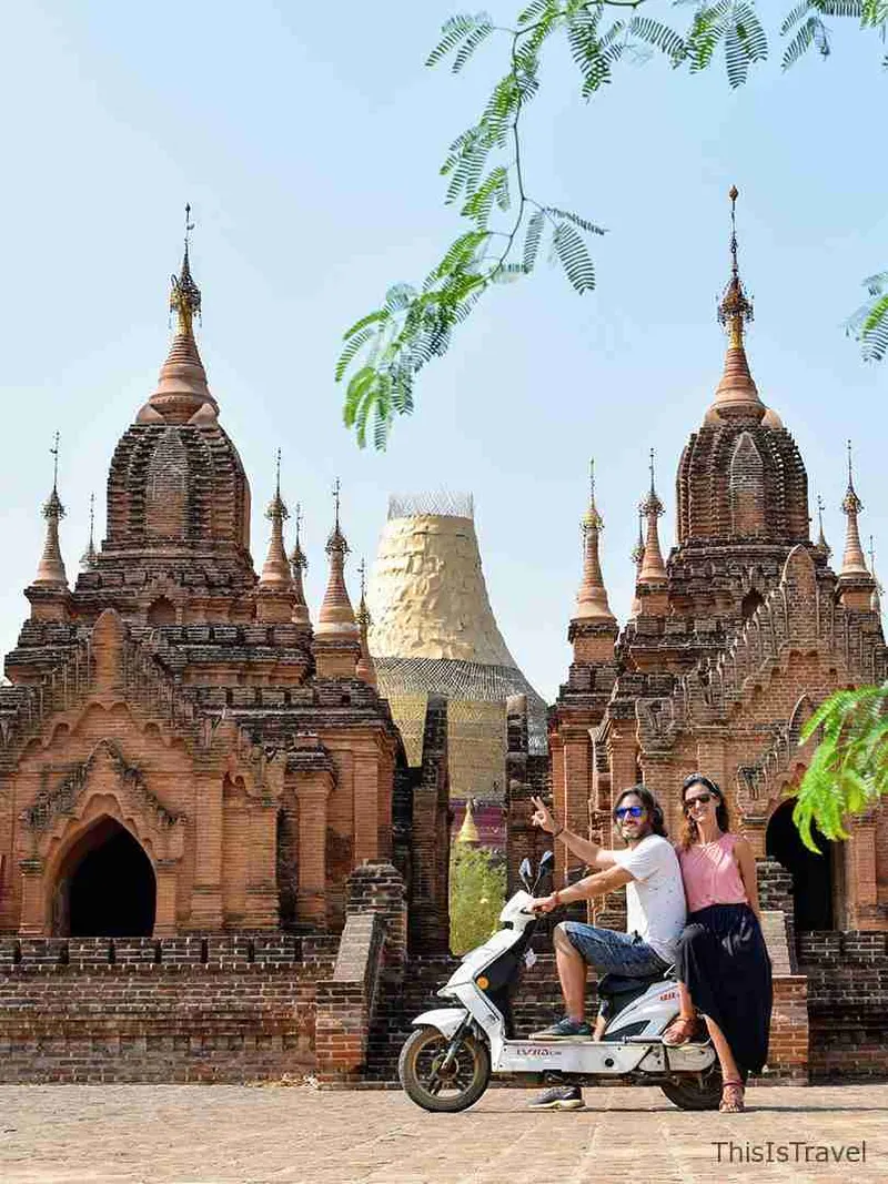 Pareja junto a una moto eléctrica entre los templos del valle de Bagán
