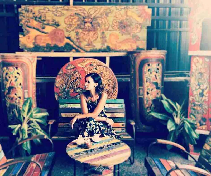 Pared pintada de colores del Kopi Wayan, en Gianyar