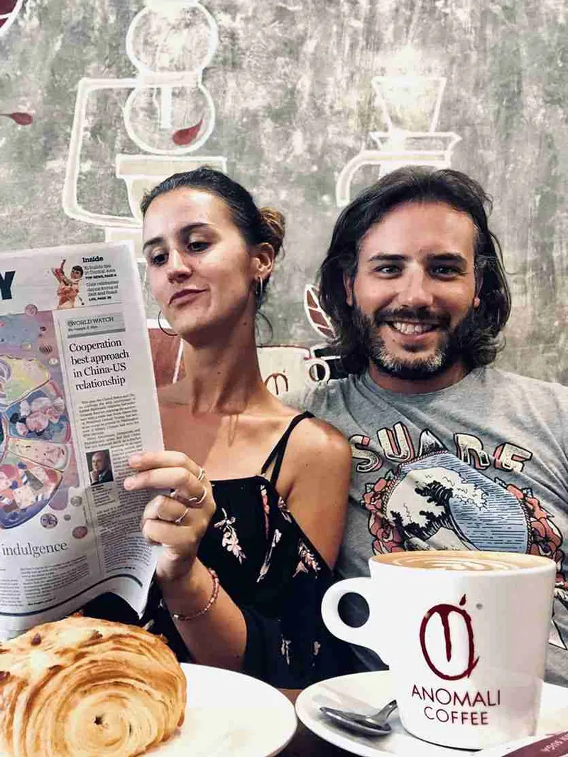 Pareja con sus tazas de café en el Anomali Cafe