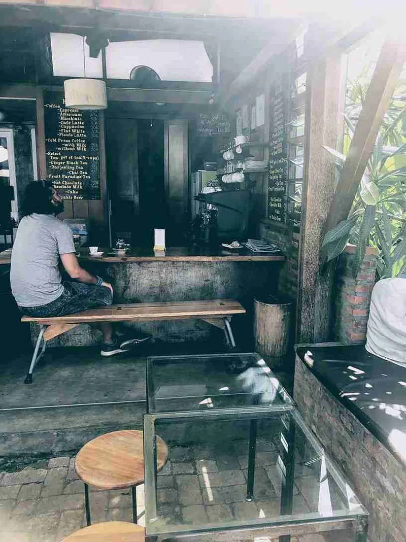 Interior en penumbra del Kopi Kiosk, en Sanur