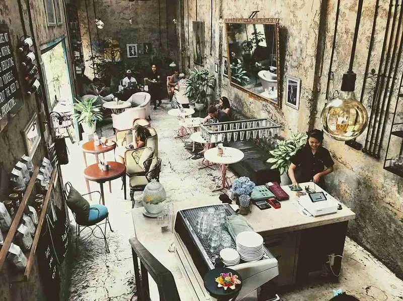 Interior de mimbre y madera del Lazy Cats Cafe, en Ubud