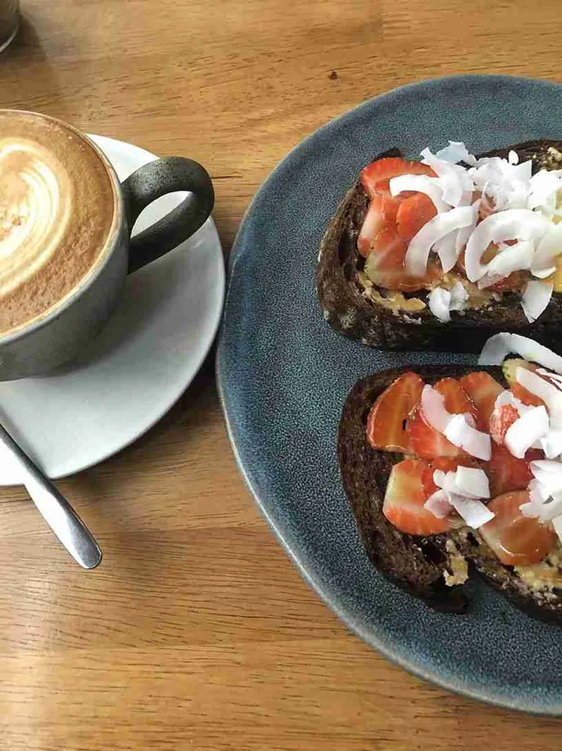 Café y tostadas de aguacate y salmón en el Square One, en Sanur