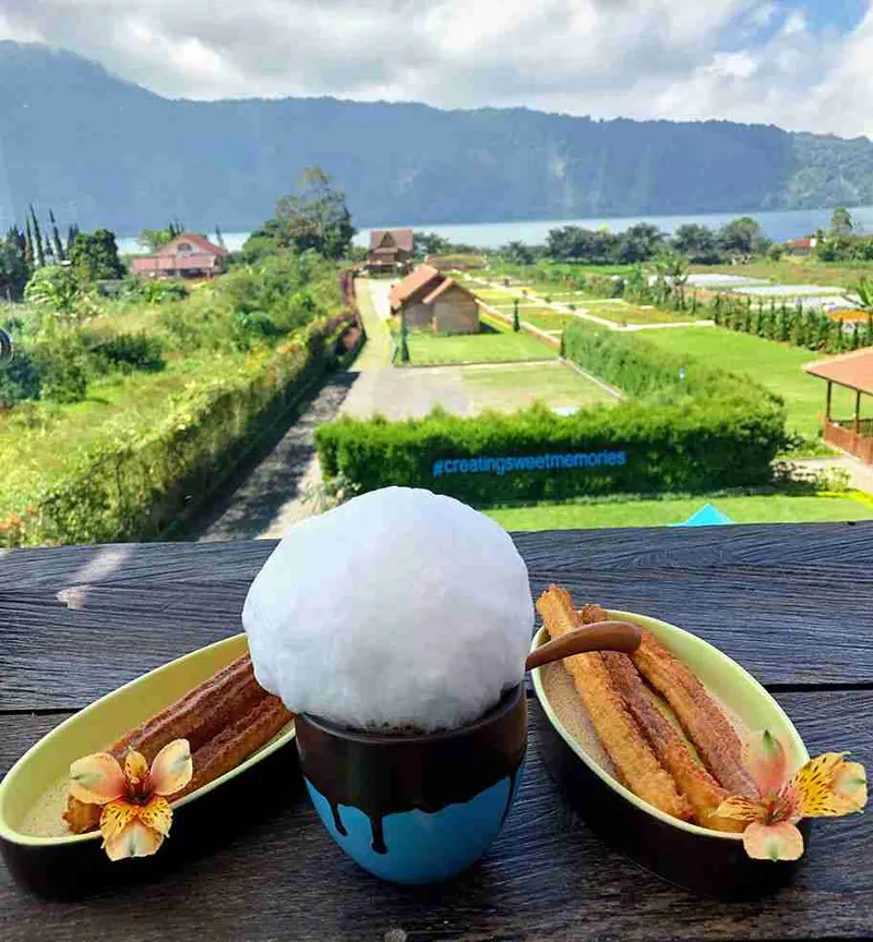 Chocolates calientes servidos en una bandeja de madera, con vistas a los campos