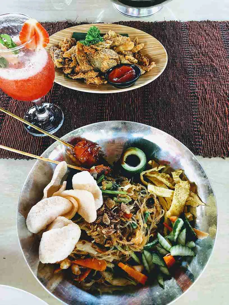 Plato de salteado con langostinos del Bale Udang, en Ubud