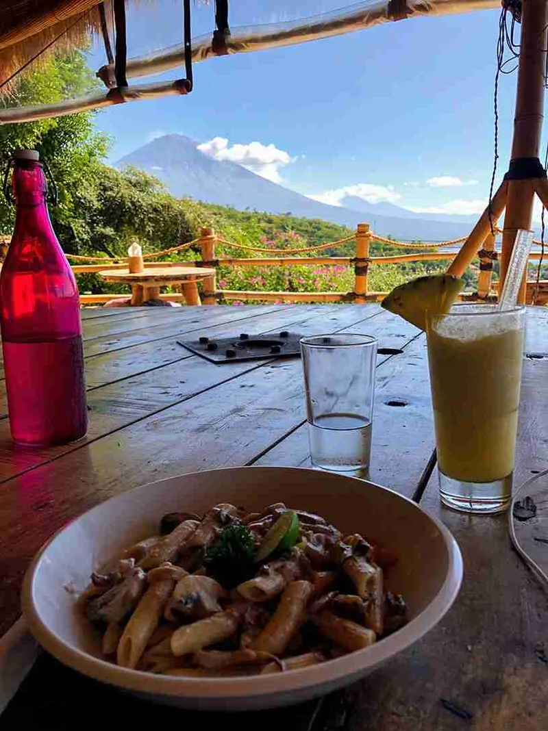 Mesa con bebidas y comida del Blue Earth, con las colinas de Amed detrás