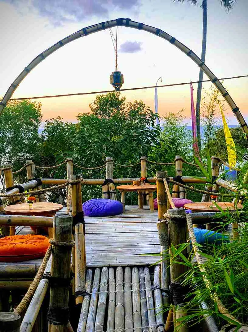 Terraza con pufs del Blue Earth Village al atardecer, en Amed