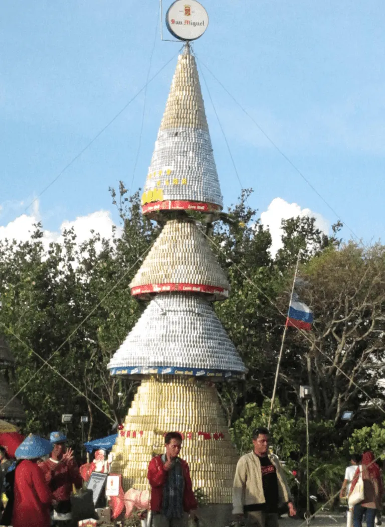 Árbol de Navidad hecho con latas recicladas, en Bali