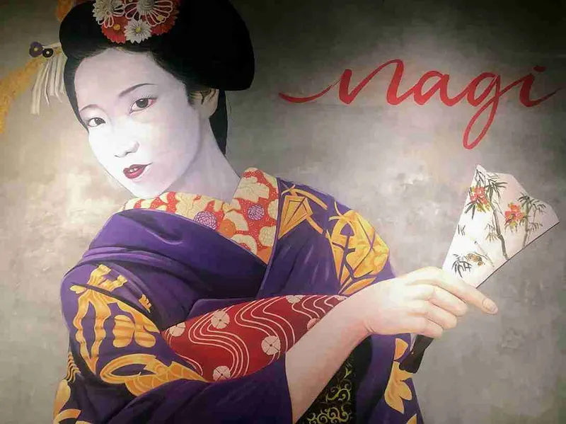 Ilustración de una geisha en la pared del Nagi Sushi, en Ubud
