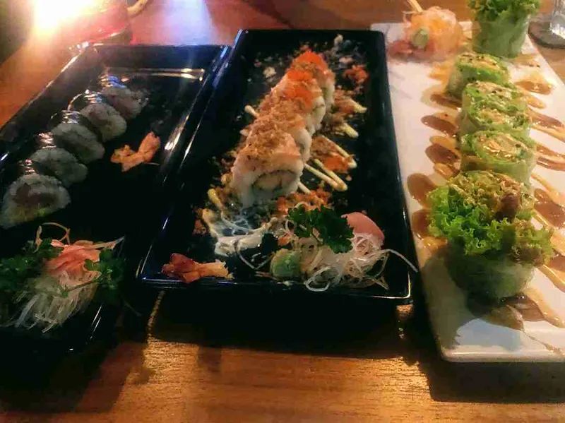Bandeja de sushi recién servida en el Nagi, en Ubud