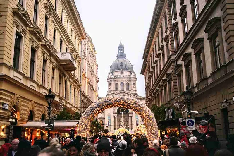 La basílica de San Esteban de Budapest con el mercado navideño montado en la plaza