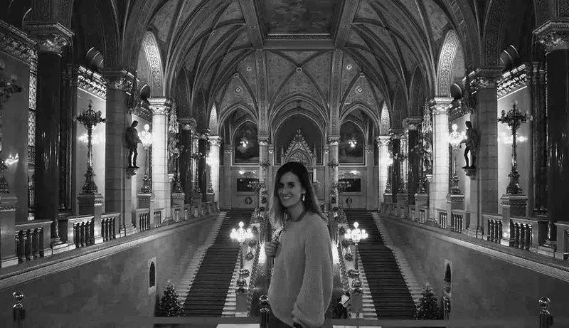 Escalinata principal del Parlamento, en blanco y negro