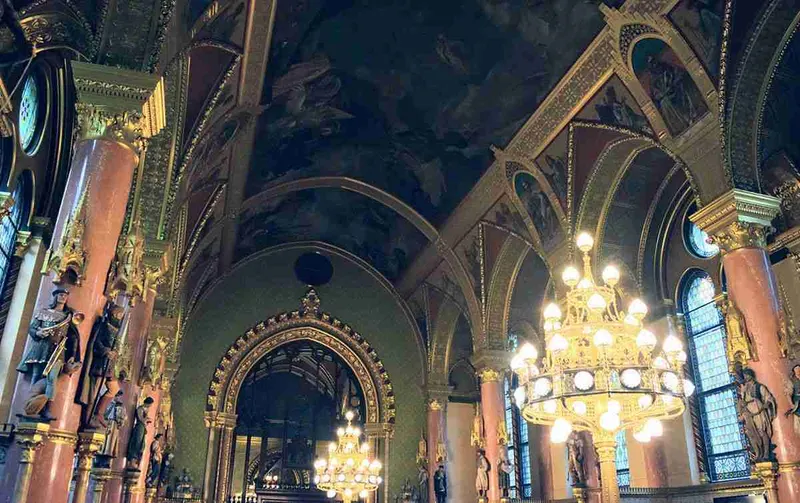 Bóvedas y arcos dorados del interior del Parlamento de Budapest