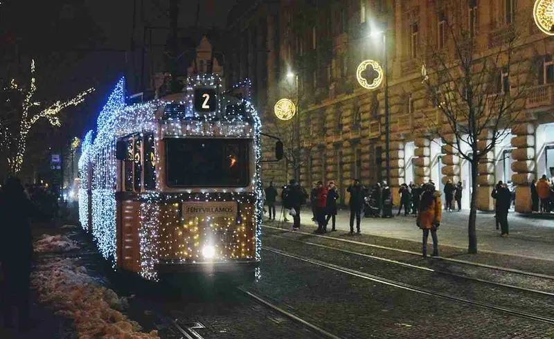 El tranvía cubierto de lucecitas cruzando Budapest de noche