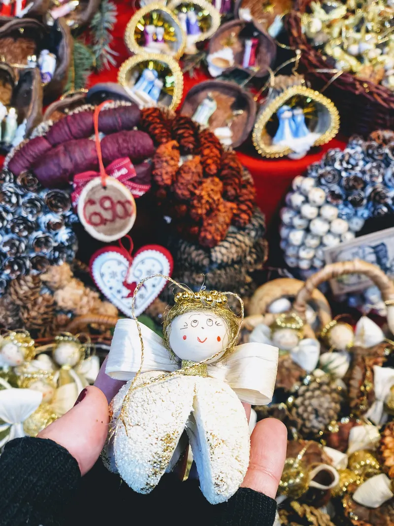 Adornos de Navidad artesanos en un puesto del mercado