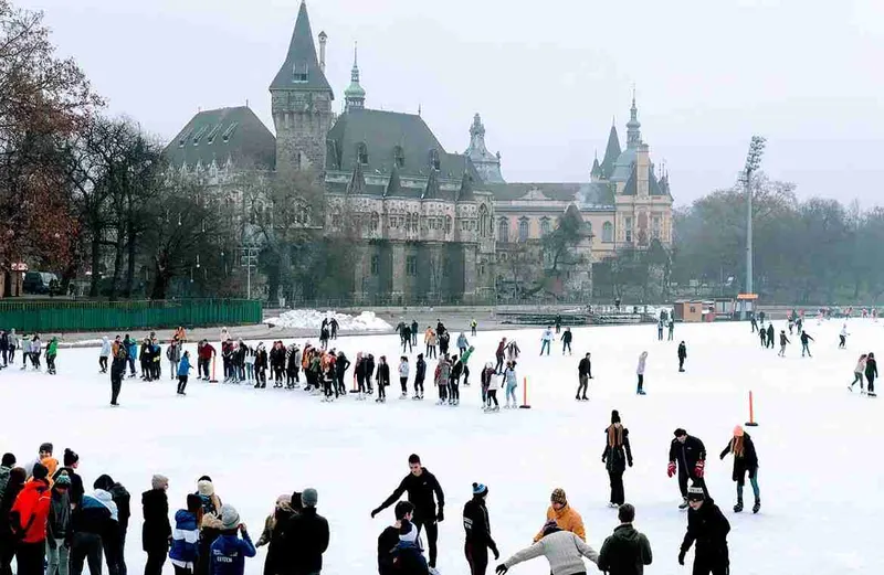 Pista de hielo del Városliget con el castillo de Vajdahunyad al fondo