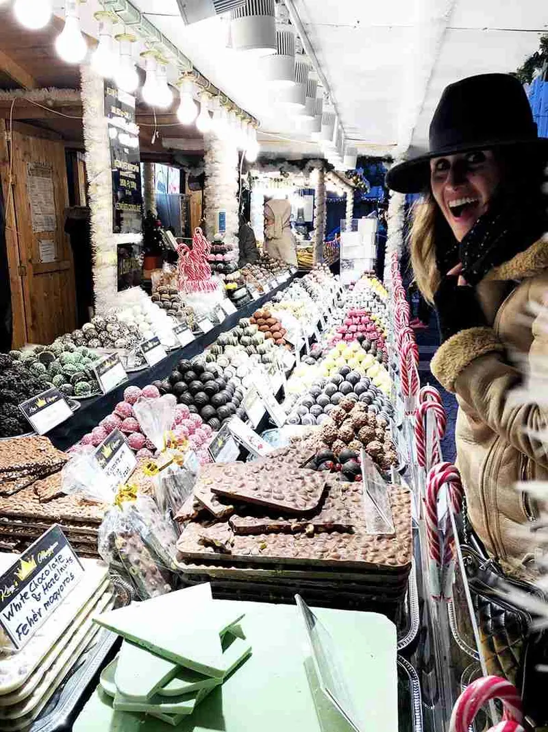 Puesto de dulces y pan de jengibre en el mercado navideño