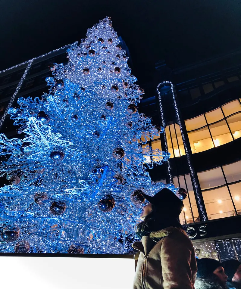 Árbol de Navidad iluminado en azul en una calle de Budapest