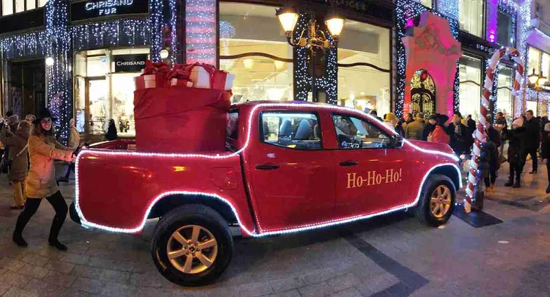 Camioneta roja decorada de Navidad dentro de una galería comercial