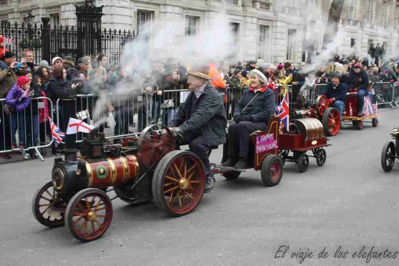 Desfile de coches de vapor antiguos por la calle