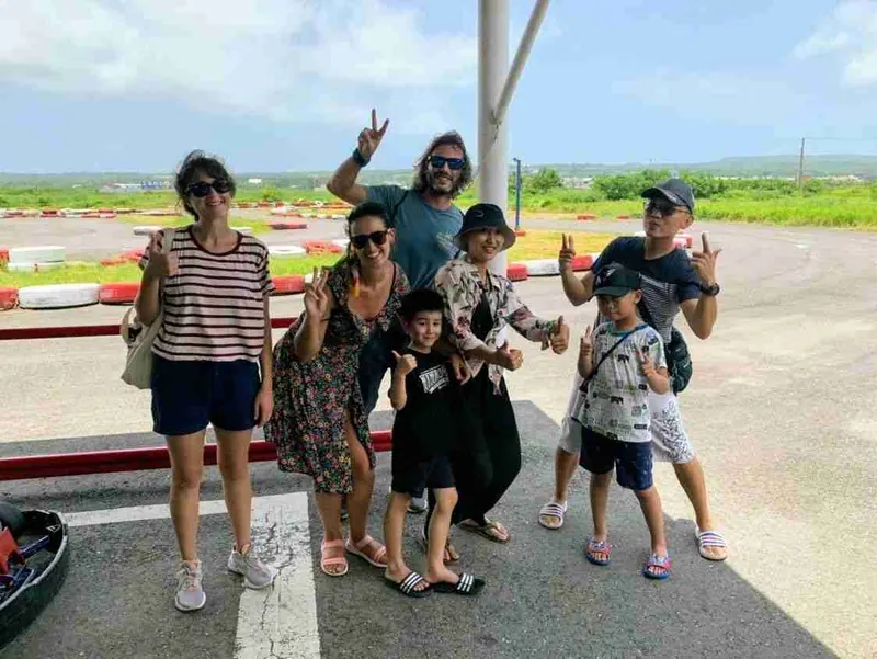 Grupo de amigos y familia posando juntos