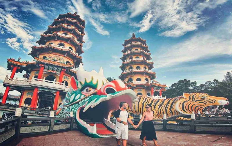 Las pagodas del Dragón y del Tigre del Lotus Pond, con sus figuras de colores