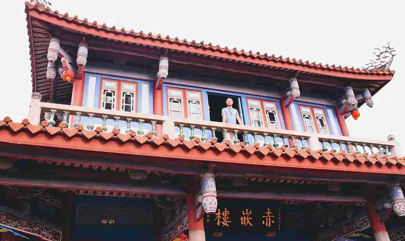 Fachada roja de la torre Chihkan, en Tainan