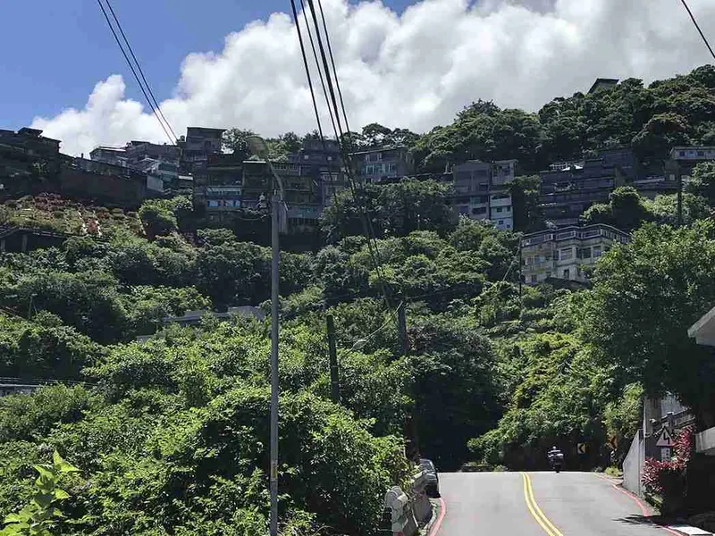 Carretera serpenteando entre las casas de la ladera de Jiufen