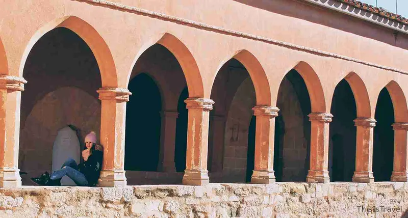 Galería de arcos de piedra de Mora de Rubielos