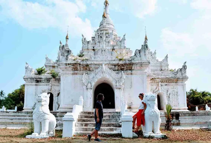 Templo blanco de Mingun con los leones guardianes a la entrada