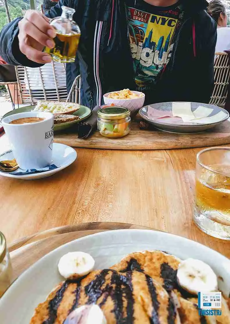Desayuno en la mesa del camping: café, zumo y cuencos de fruta