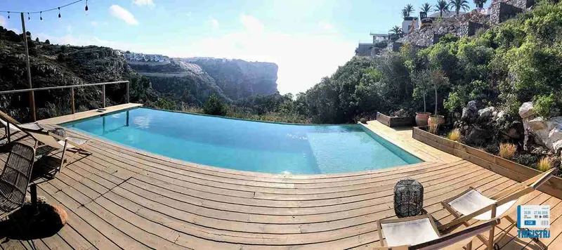 Piscina de borde infinito del Dreamsea, sobre el acantilado y con el mar de fondo