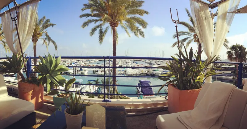 Terraza con vistas al puerto deportivo de Moraira