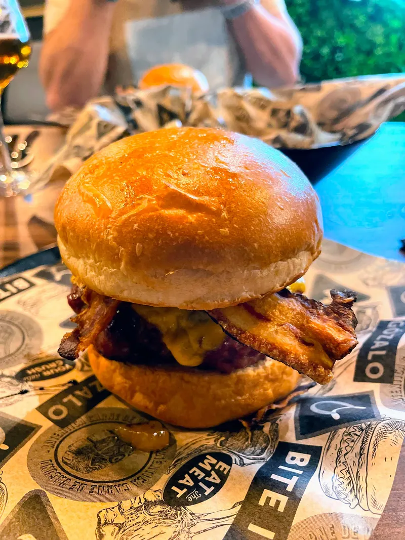 deliciosa hamburguesa con pera confitada y bacon en Denia