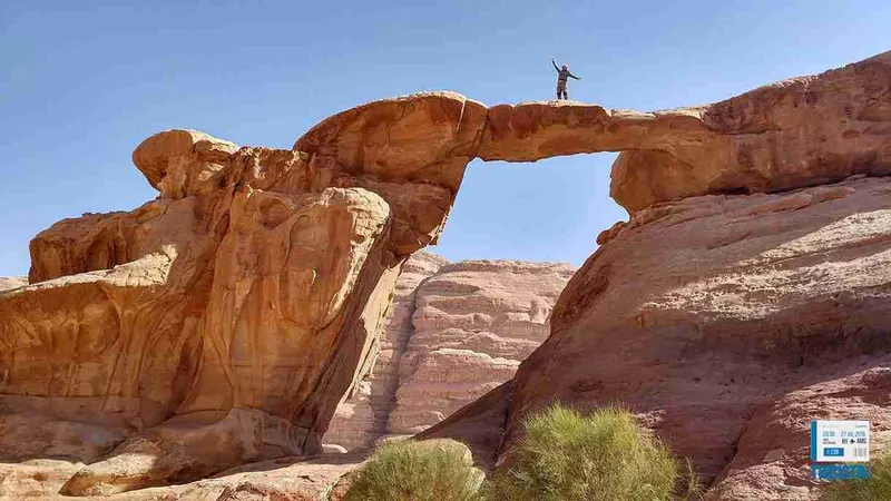 sobre el arco en el espectacular desierto del Wadi Rum