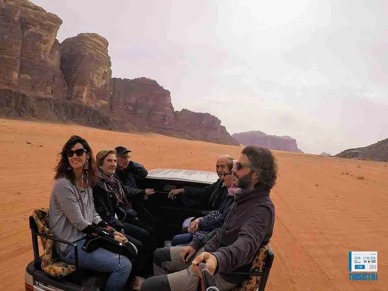 la familia disfrutando en el jeep en el desierto de Jordania