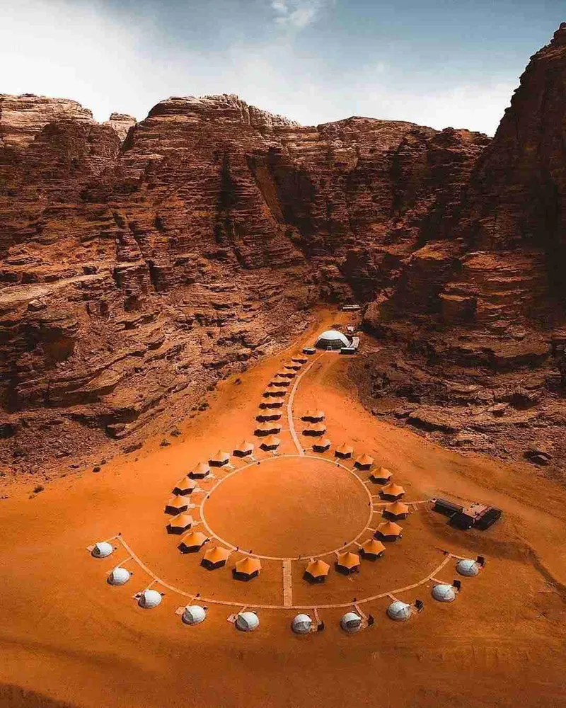 panoramica drone del alojamiento del Memories Aicha, Jordania