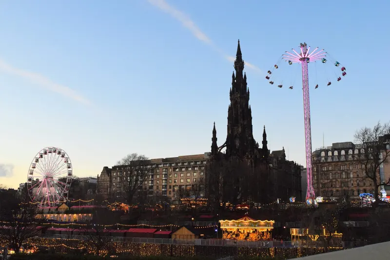 Atracciones del mercado navidad Edimburgo