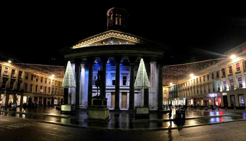 Glasgow edificio monumental con decoracion navideña