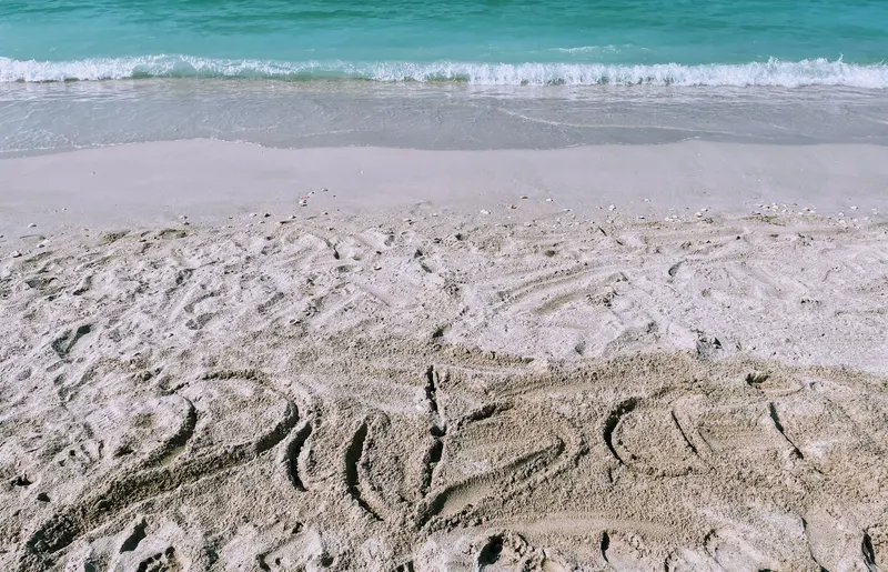 grabado arena en playa de Dubai