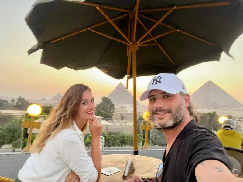 Disfrute de la panoramica de las pirámides desde el rooftop, El Cairo, Egipto