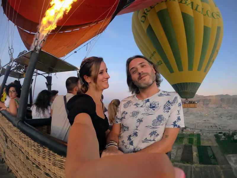 foto gran angular de un vuelo con globo aerostatico en Luxor para ver el amancer, Egito