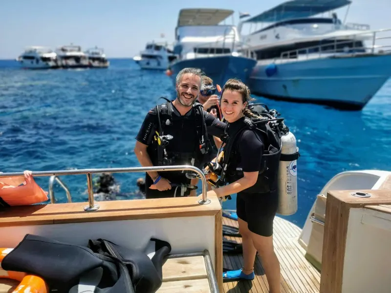 la pareja de ThisIsTravel emocionados por entrar a bucear en las profundidades del Mar Rojo
