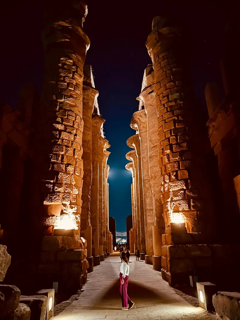 Detalle avenida de las columnas del Templo de Karnak de noche, Luxor, Egipto