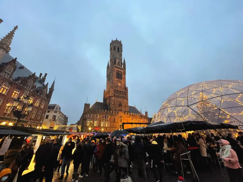 Mercado de Navidad de Grote Markt en Brujas, ambiente navideño, Belgica