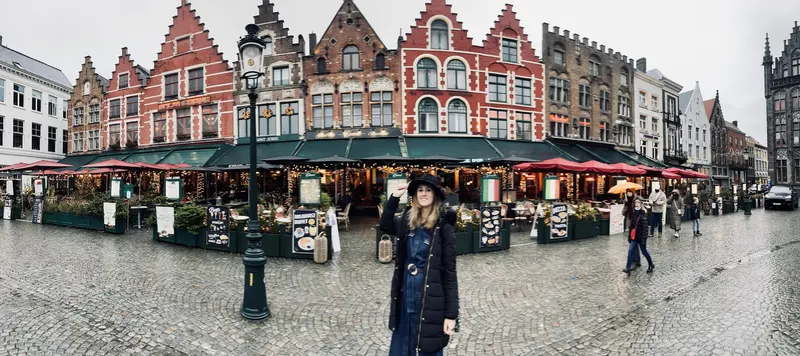 Panorámica de las fachadas escalonadas del Grote Markt de Brujas, con las terrazas montadas