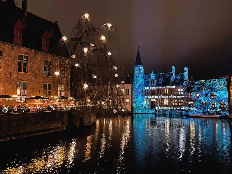 Impresionante foto del Light Experience Trail, en Brujas, Belgica en Navidad