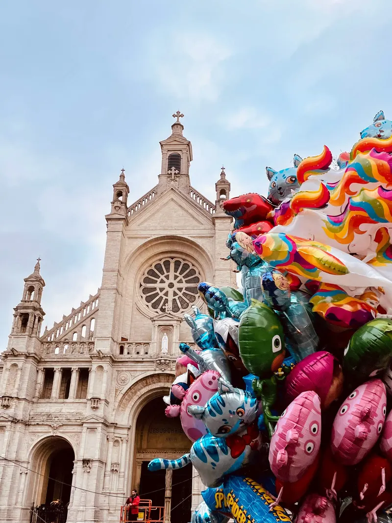 Detalle de la iglesia de Bruselas con globos infantiles en Navidad, Belgica