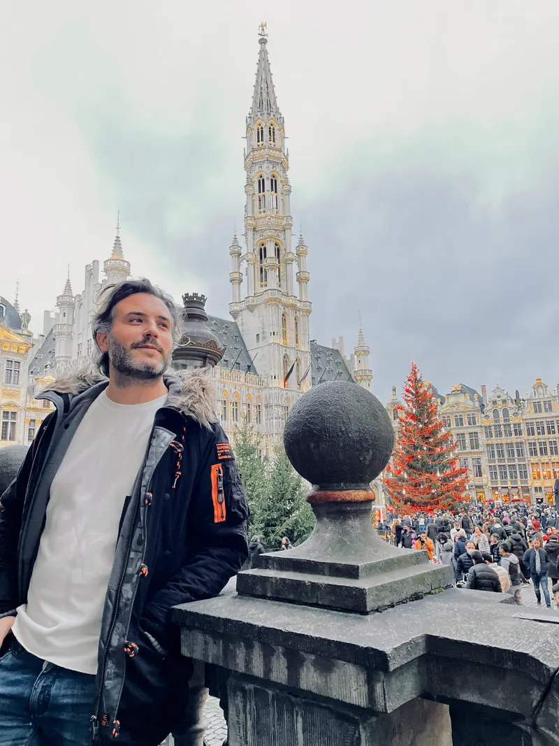 Kike en la Grand Place de Bruselas, en navidad