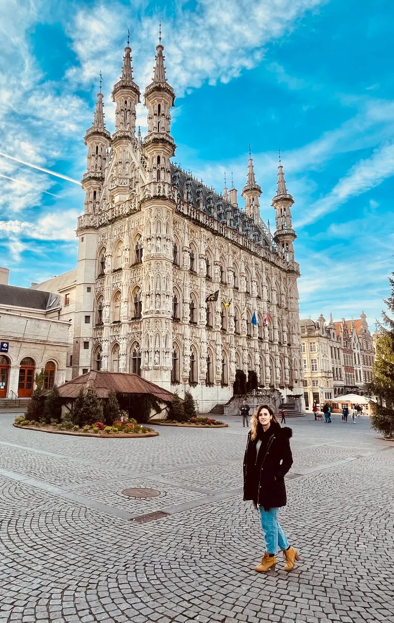impresionante fachada del Ayuntamiento de Lovaina, Belgica